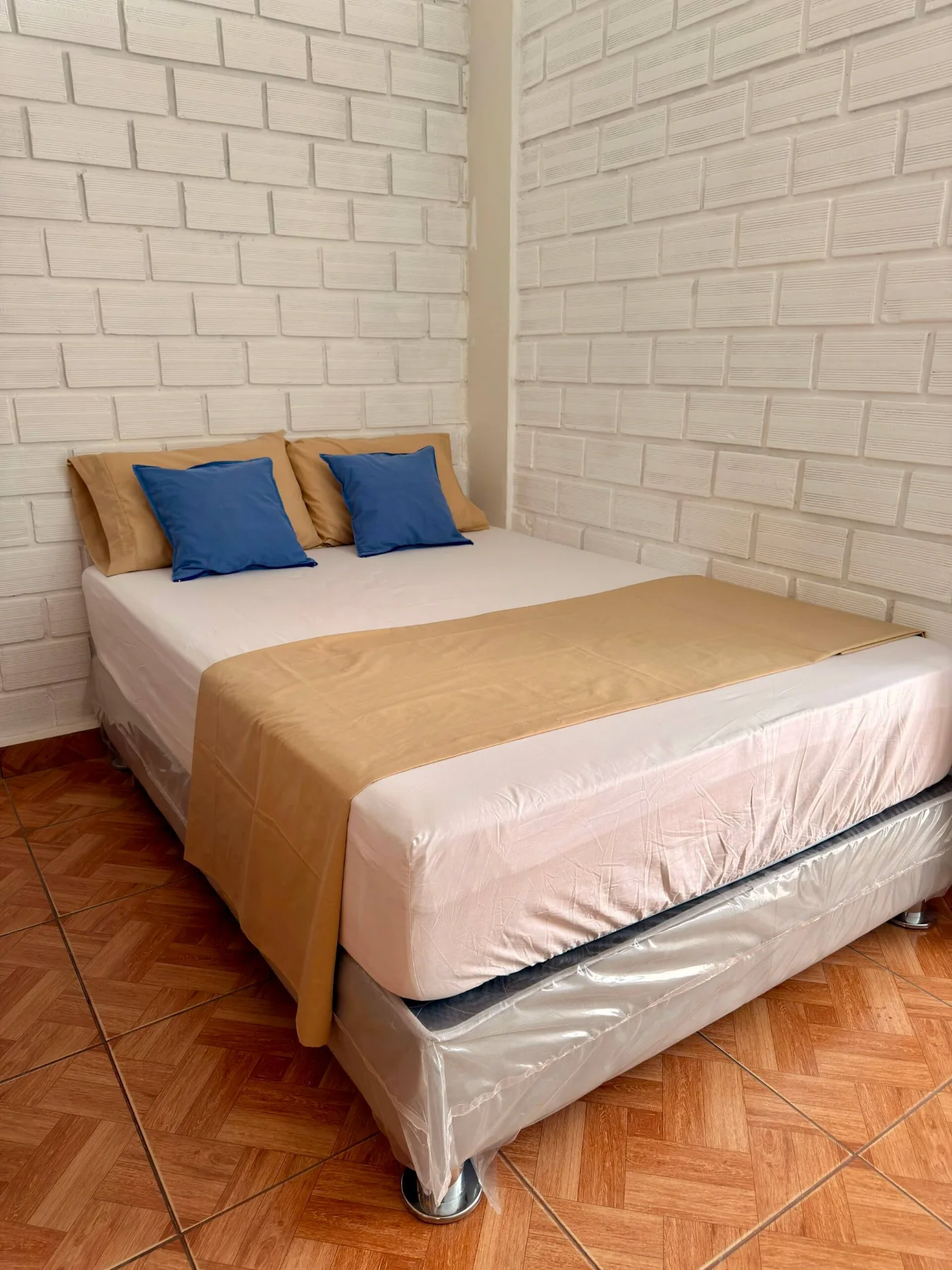 Dormitorio con cubrecama beige