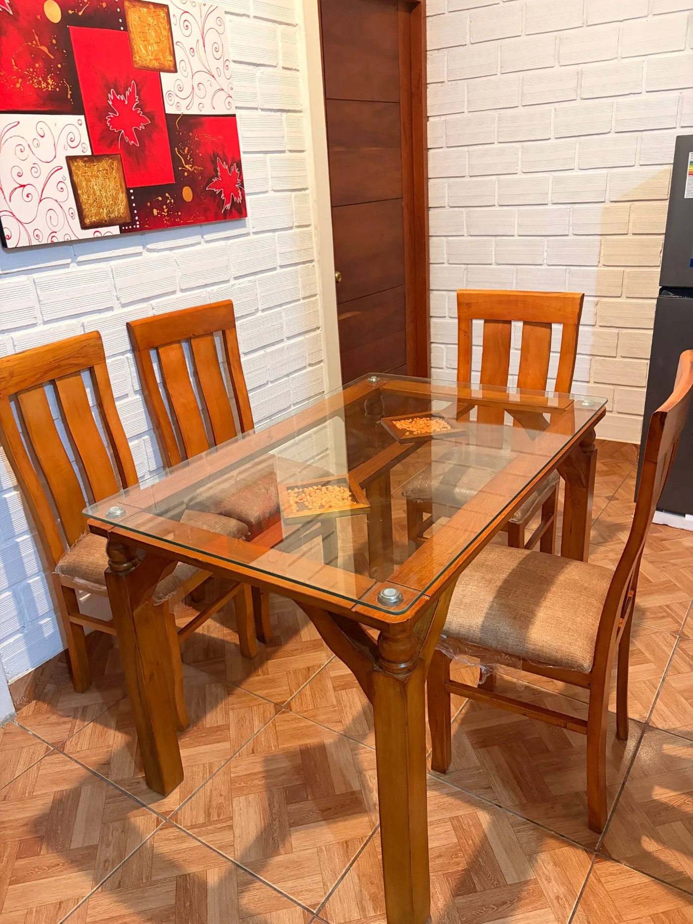 Mesa de vidrio con sillas de madera
