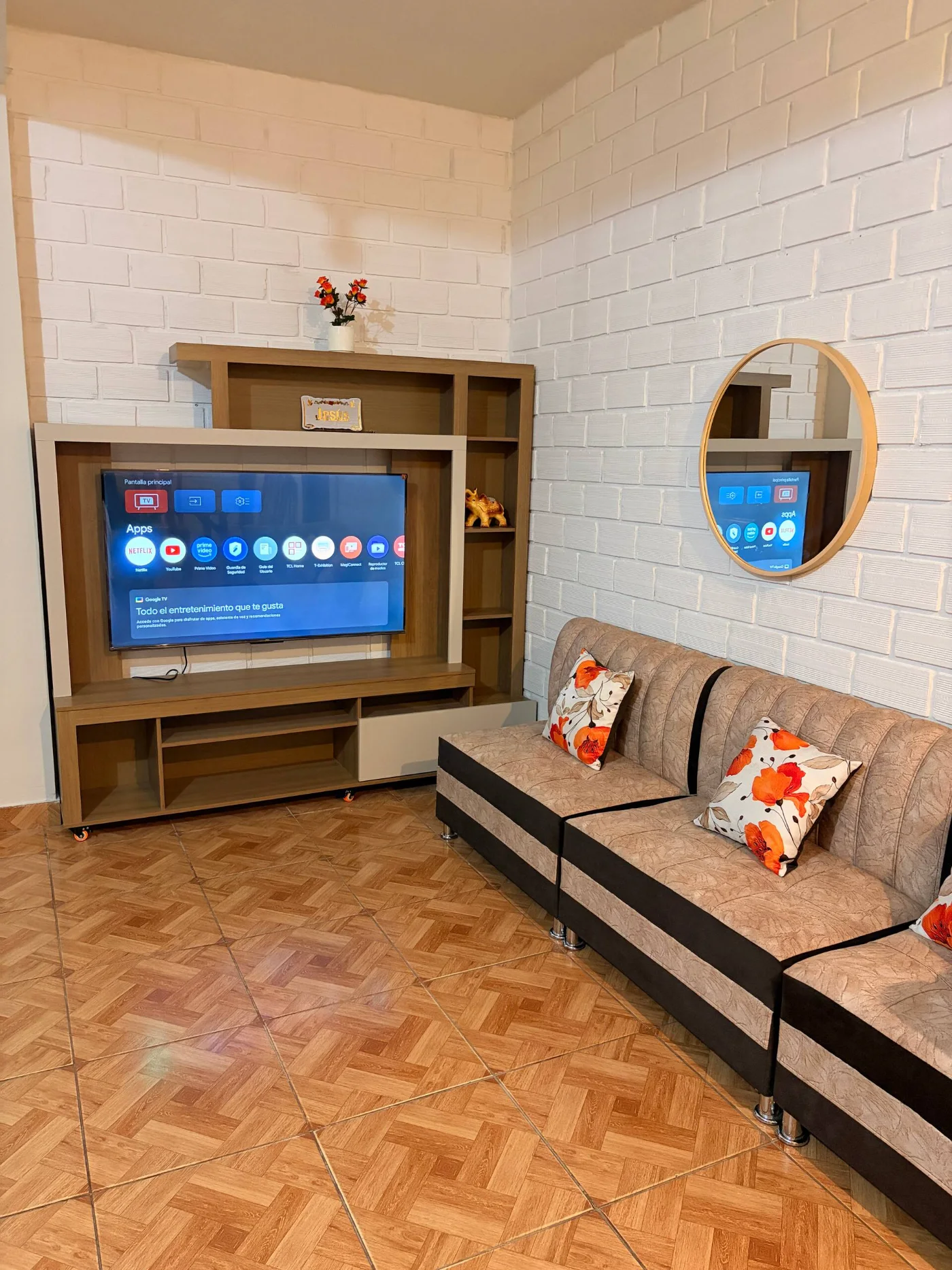 Sala con Smart TV y sofá