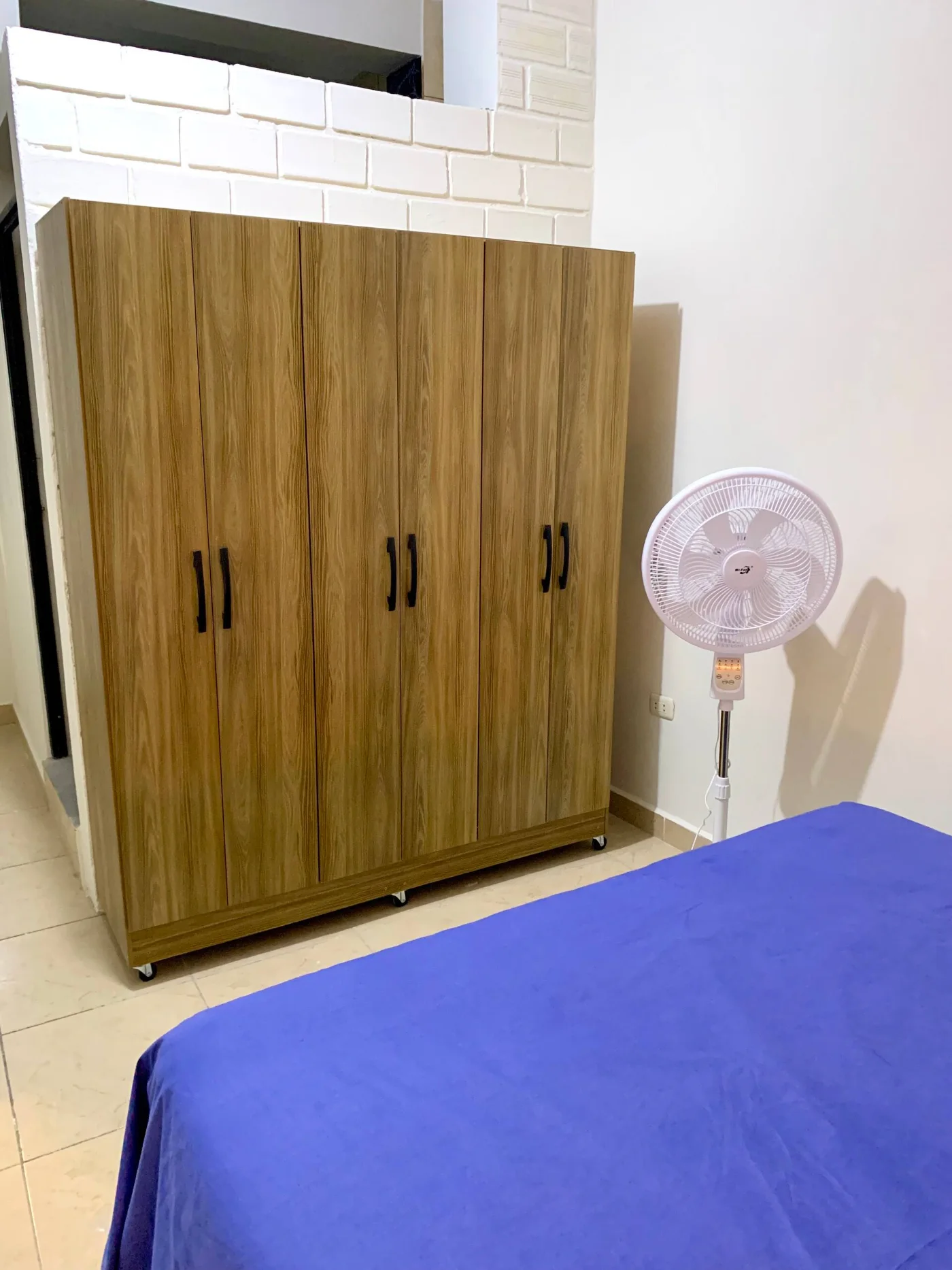 Armario amplio y ventilador