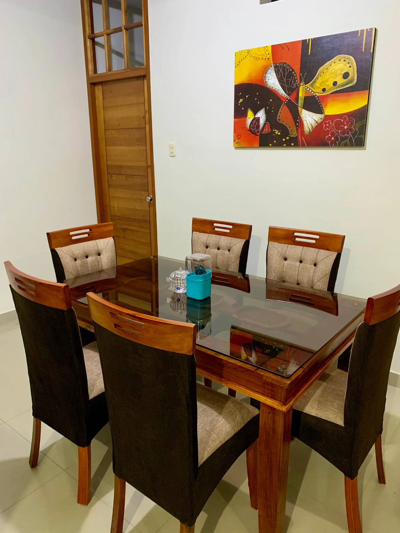 Comedor con mesa de vidrio y madera
