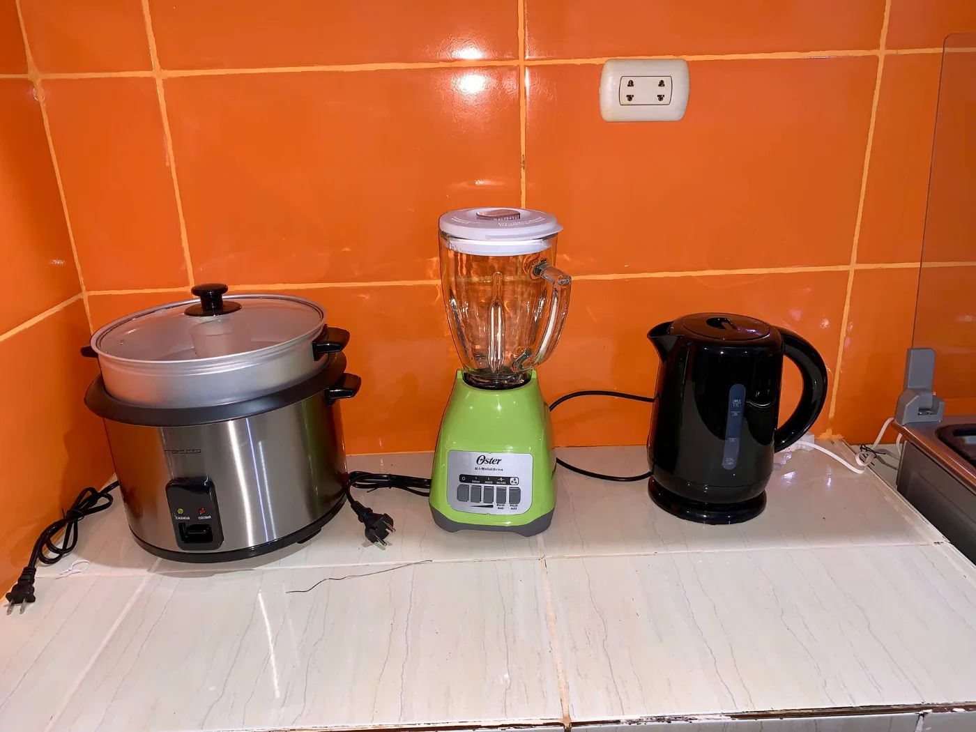 Olla arrocera, licuadora y hervidor